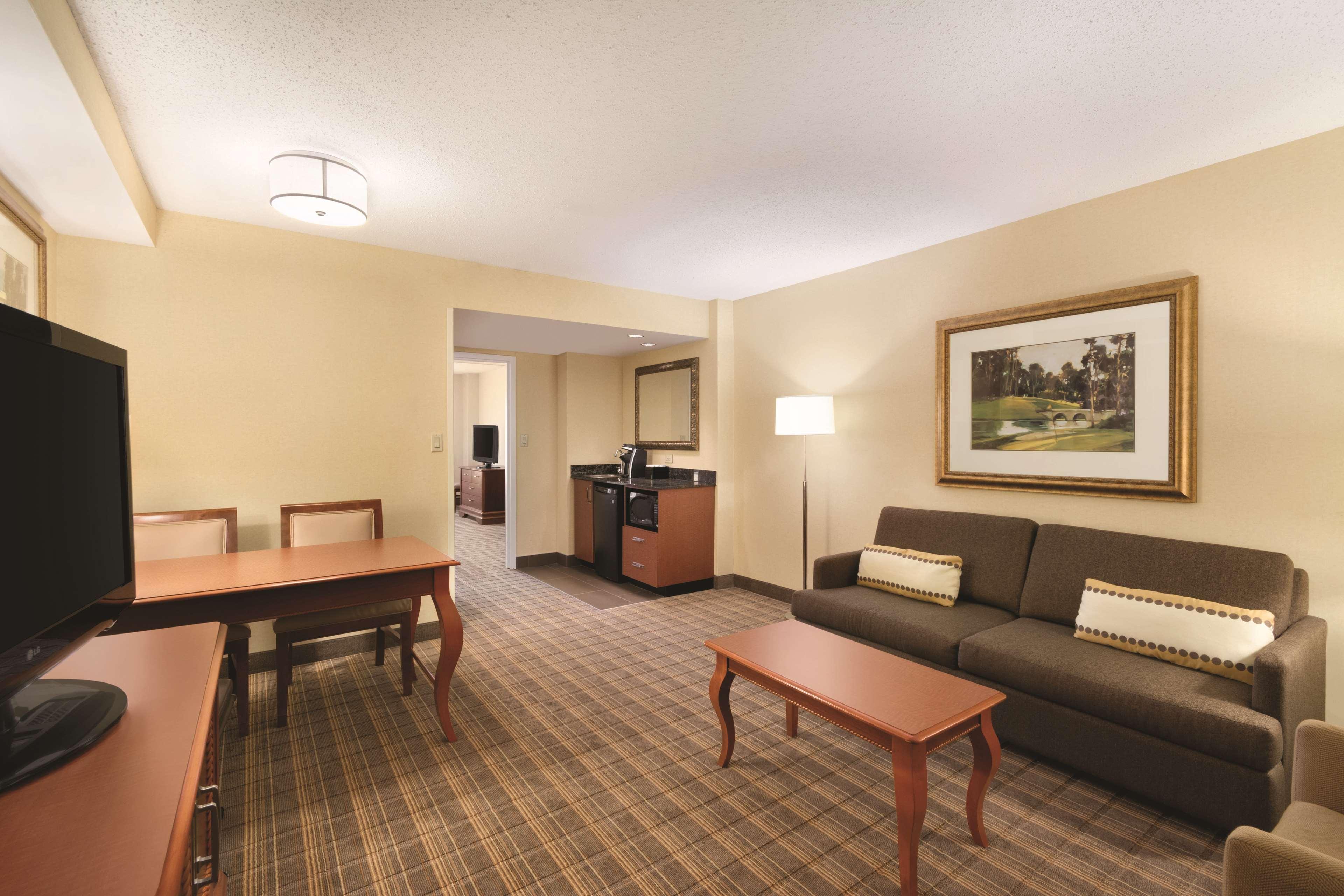 Embassy Suites Greenville Golf Resort & Conference Center Buitenkant foto