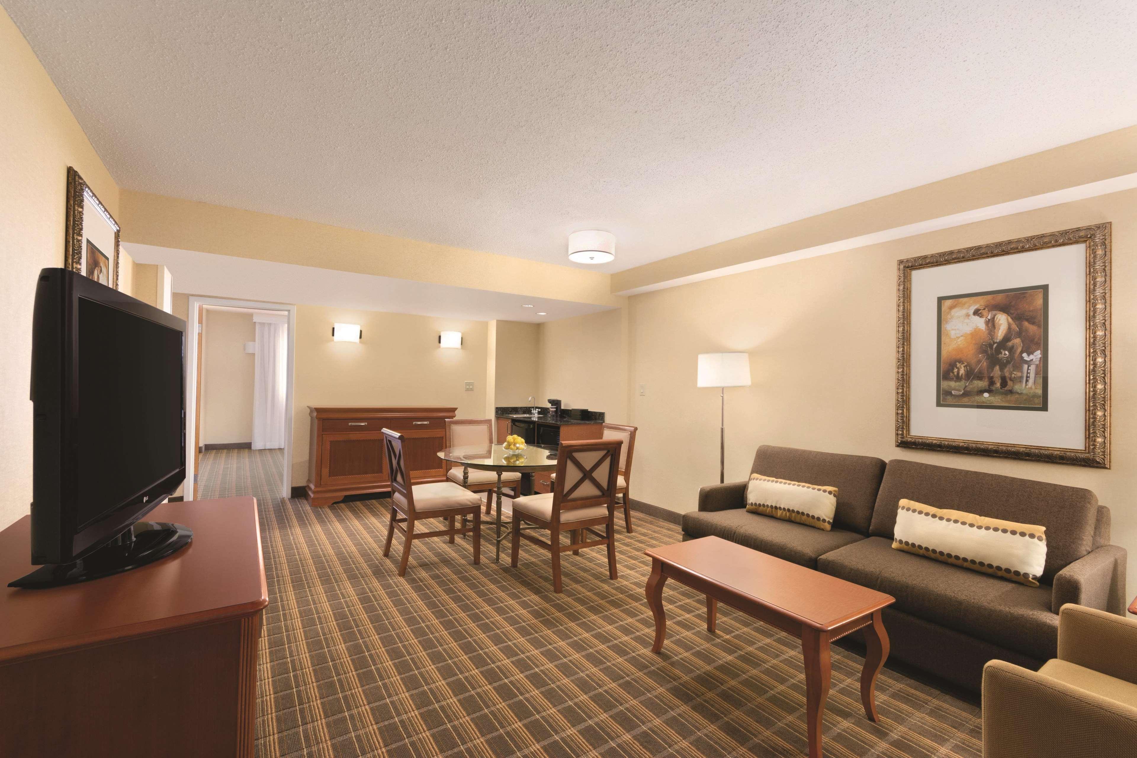 Embassy Suites Greenville Golf Resort & Conference Center Buitenkant foto